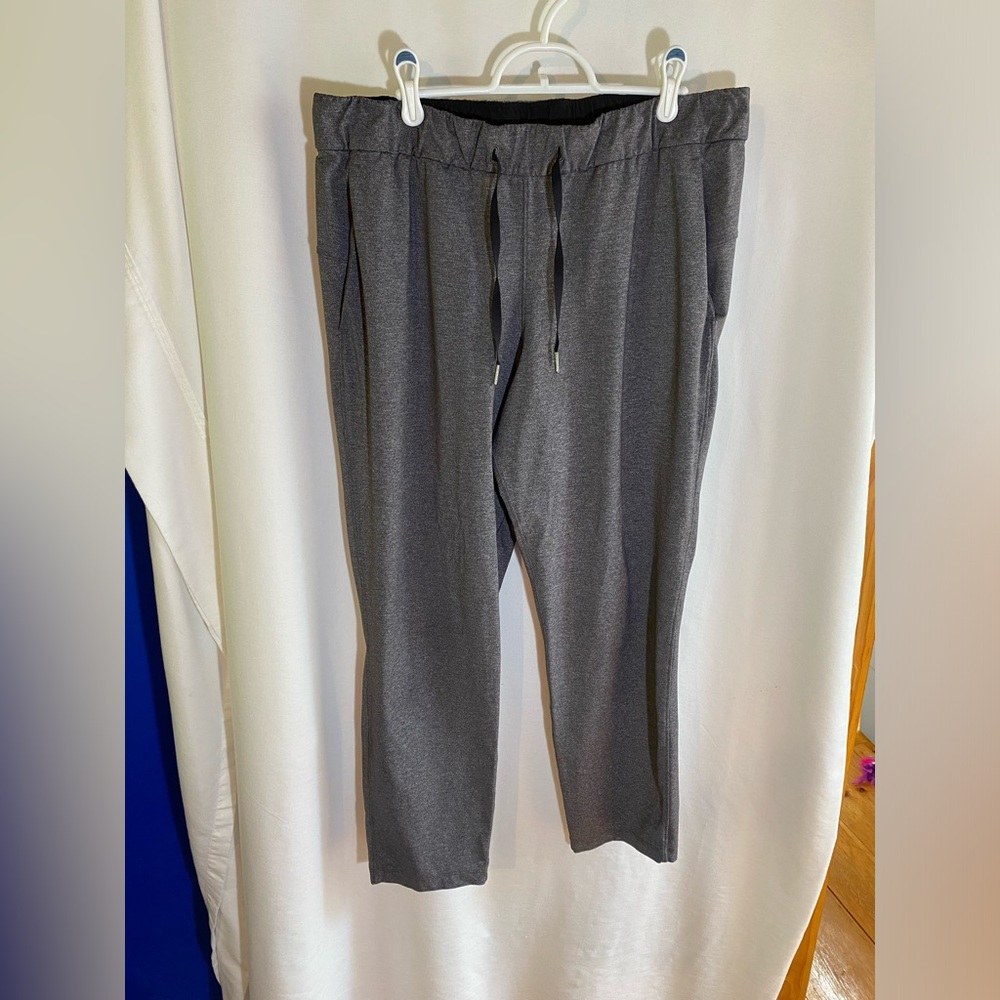 Lululemon on the fly pant, size 12 Heathered Black EUC